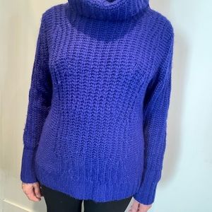Banana Republic turtleneck blue sweater made with Italian yarn. Size S